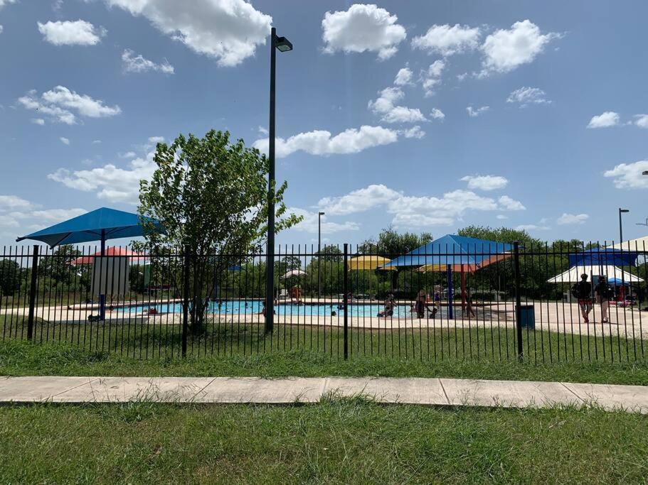 Holiday home Comfort 4 Bedroom 3 Bath 5 Mins From Sea World
