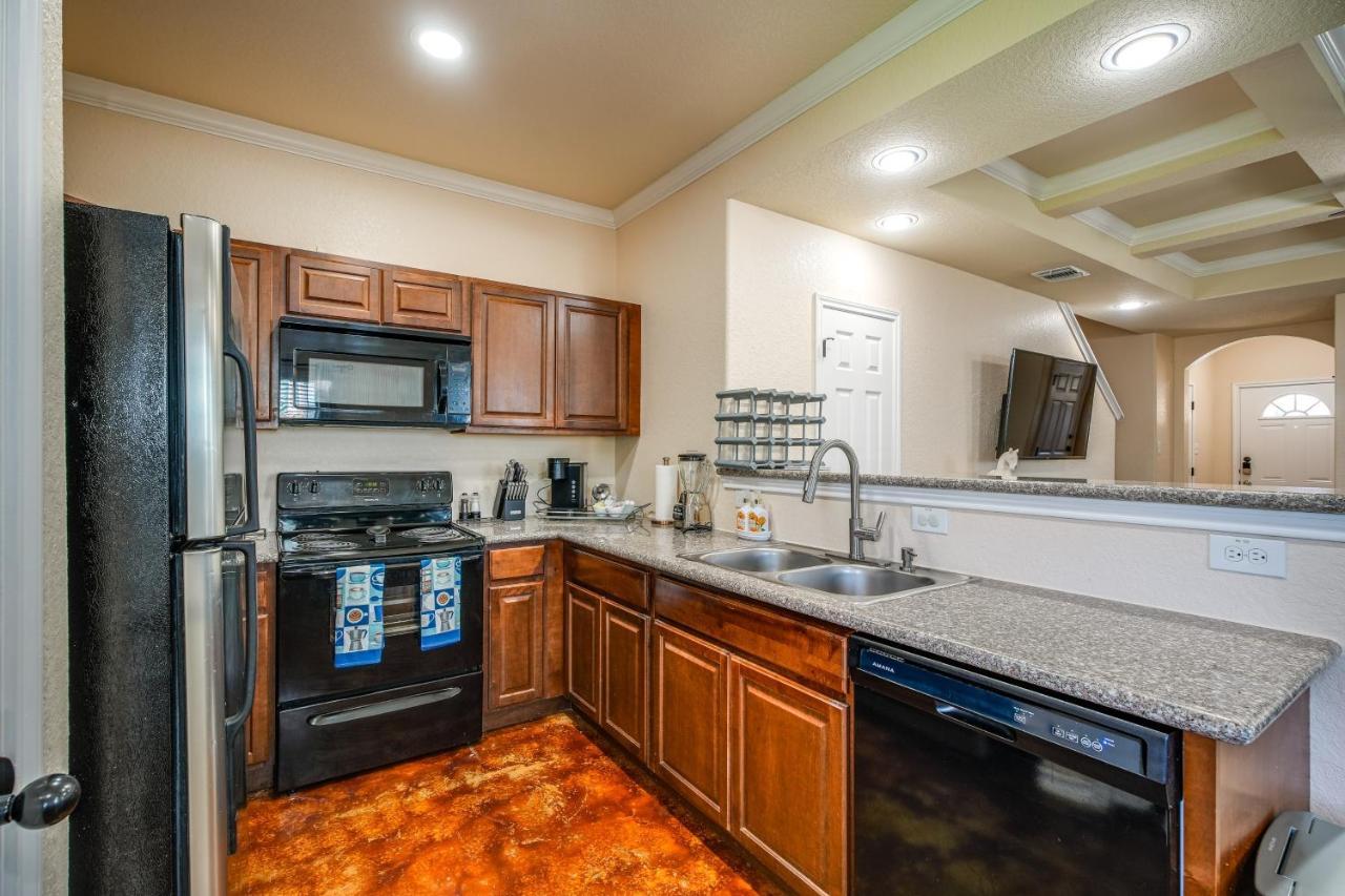 Townhome About 2 Mi To Aquarium! Holiday home San Antonio