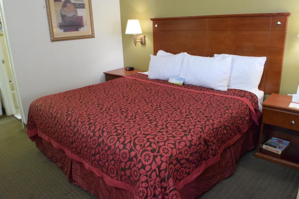Hotel Days By Wyndham Southeast Frost Bank Center 2*