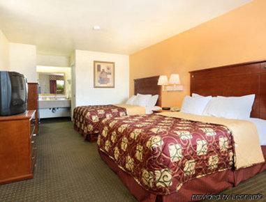 Days By Wyndham Southeast Frost Bank Center Hotel