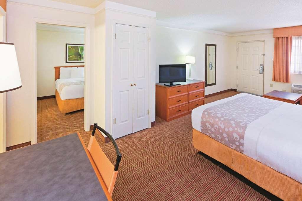 Super 8 By Wyndham Near Seaworld Ingram Park Hotel 3*
