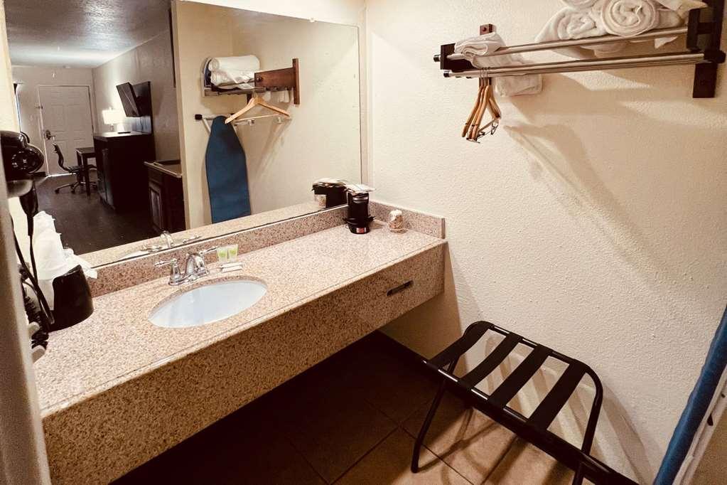 Econo & Downtown Hotel 2*