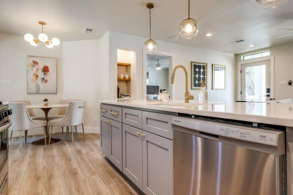 New Lone Star Retreat Remodeled Downtown Holiday home