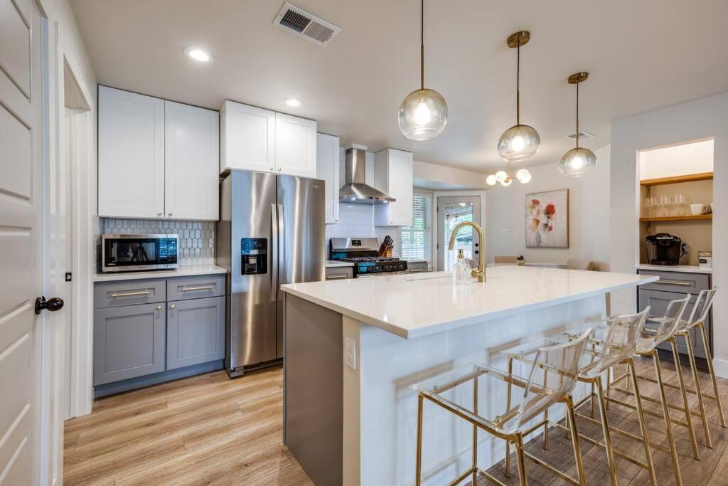 New Lone Star Retreat Remodeled Downtown Holiday home