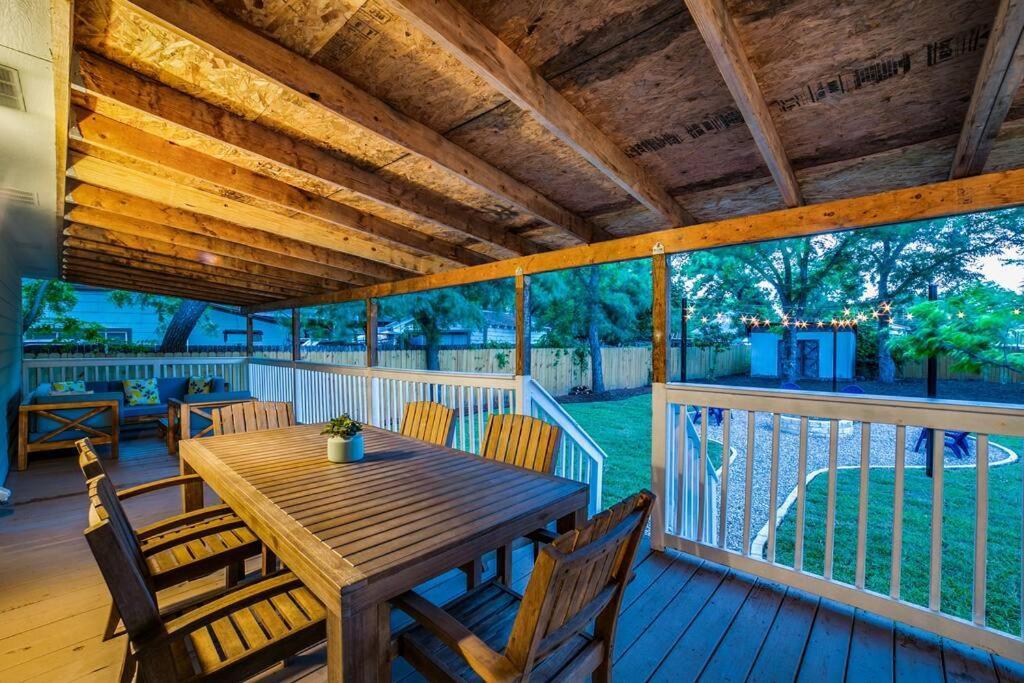 New Lone Star Retreat Remodeled Downtown Holiday home