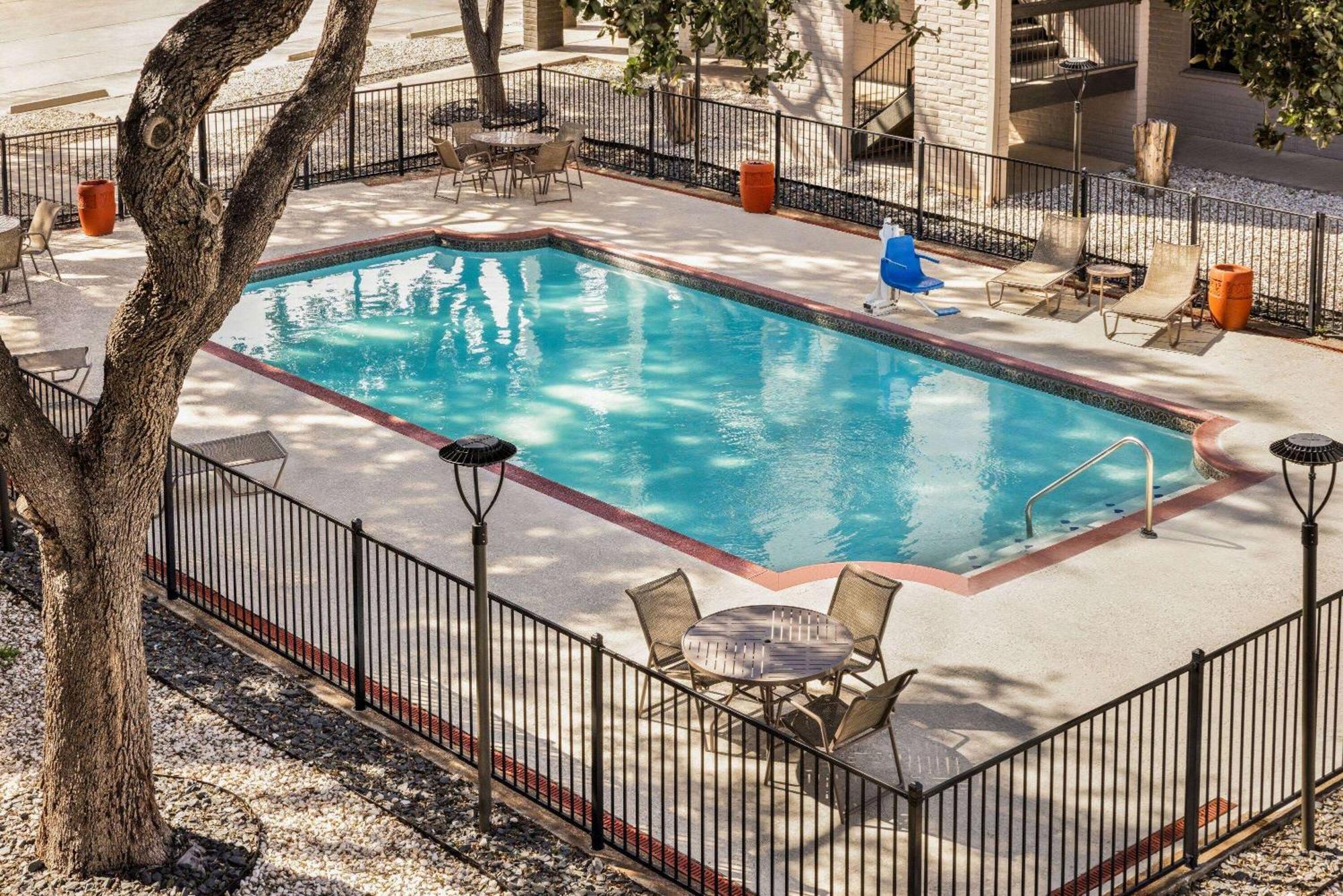 La Quinta By Wyndham I-35 N At Toepperwein
