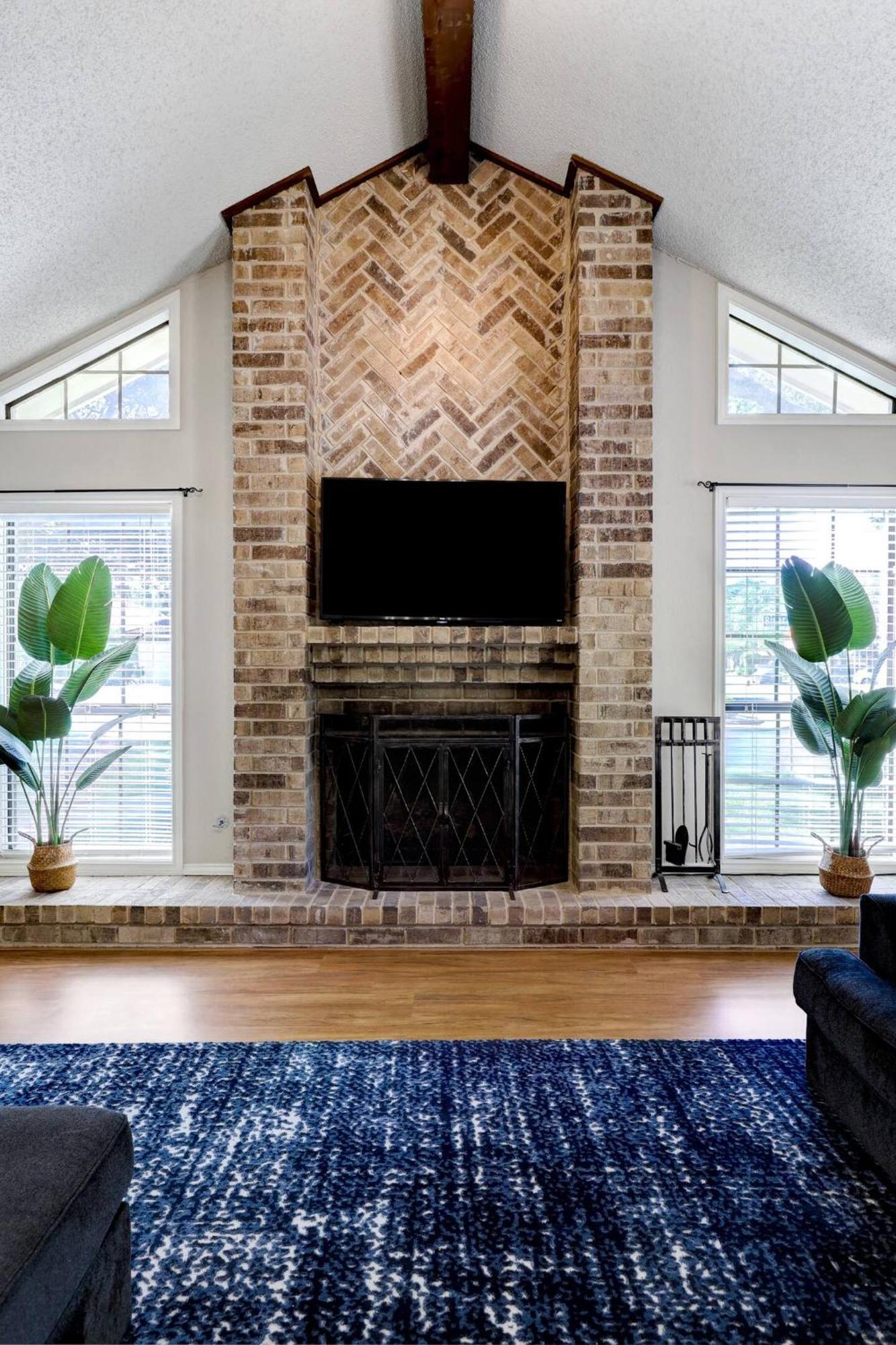Luxurious Oasis W Serene Pool, Games & Fire Pit Holiday home