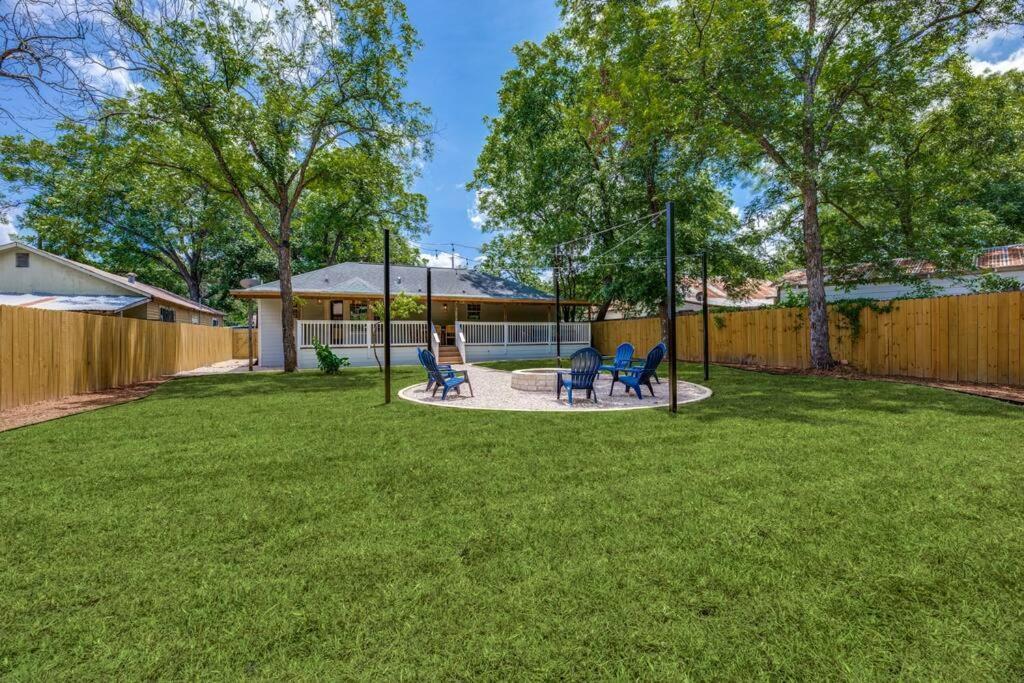 New Lone Star Retreat Remodeled Downtown Holiday home