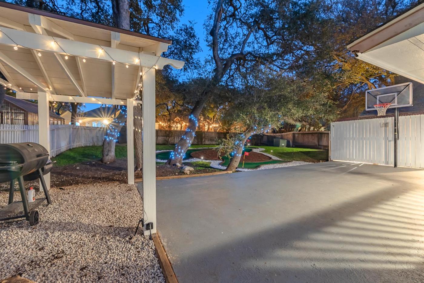 Beautiful Texas Ranch House, Game & Minigolf Holiday home *