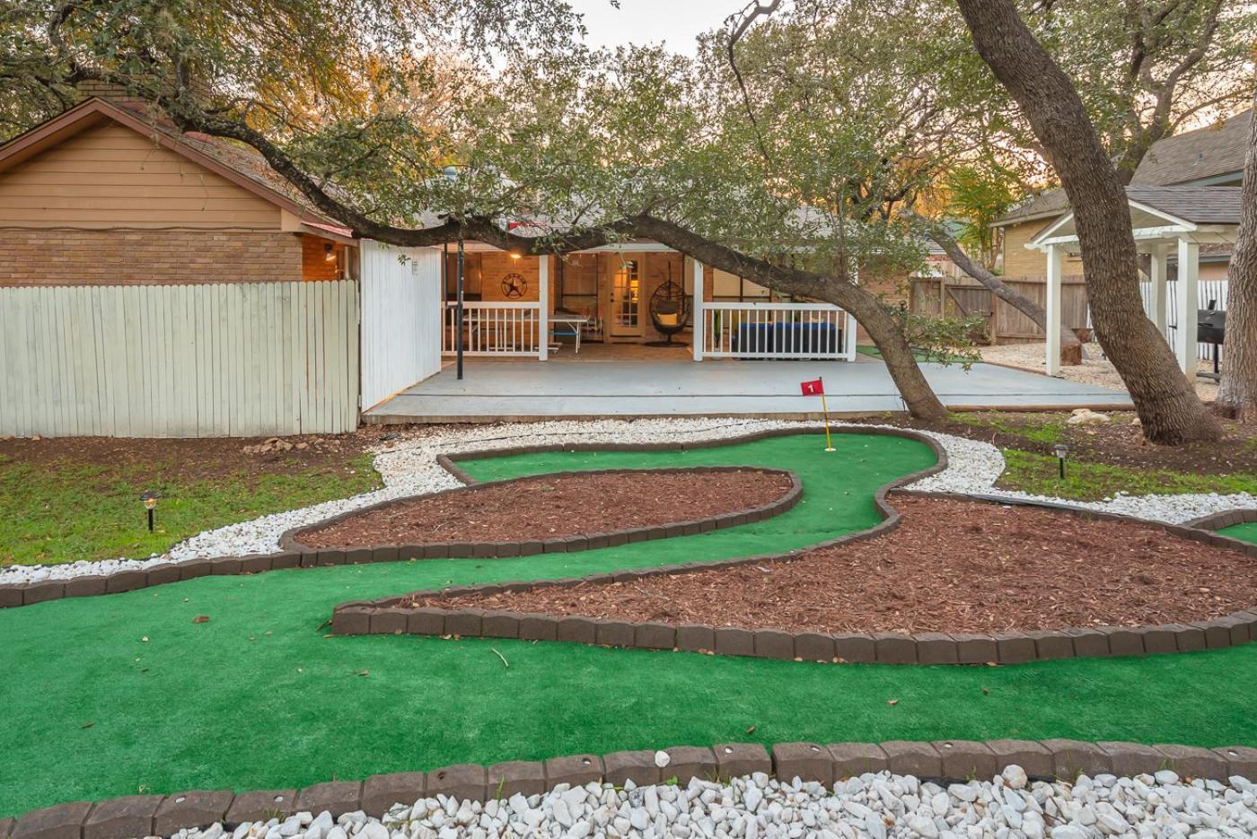 Beautiful Texas Ranch House, Game & Minigolf Holiday home *
