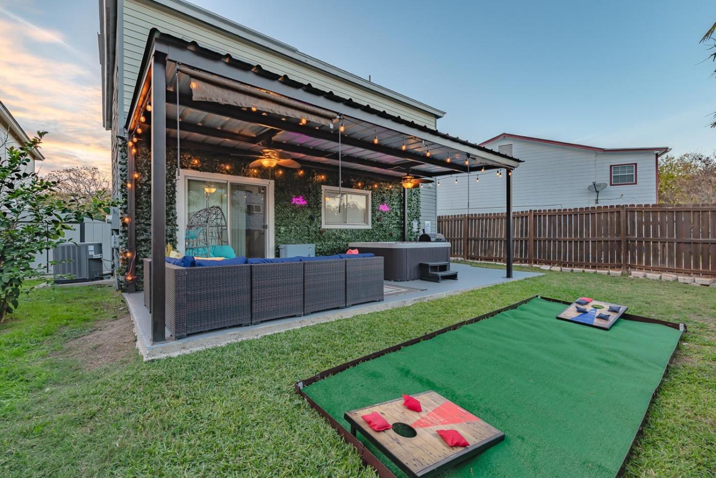 Gameroom, Bbq & Hot-tub By Lackland & Seaworld Holiday home *