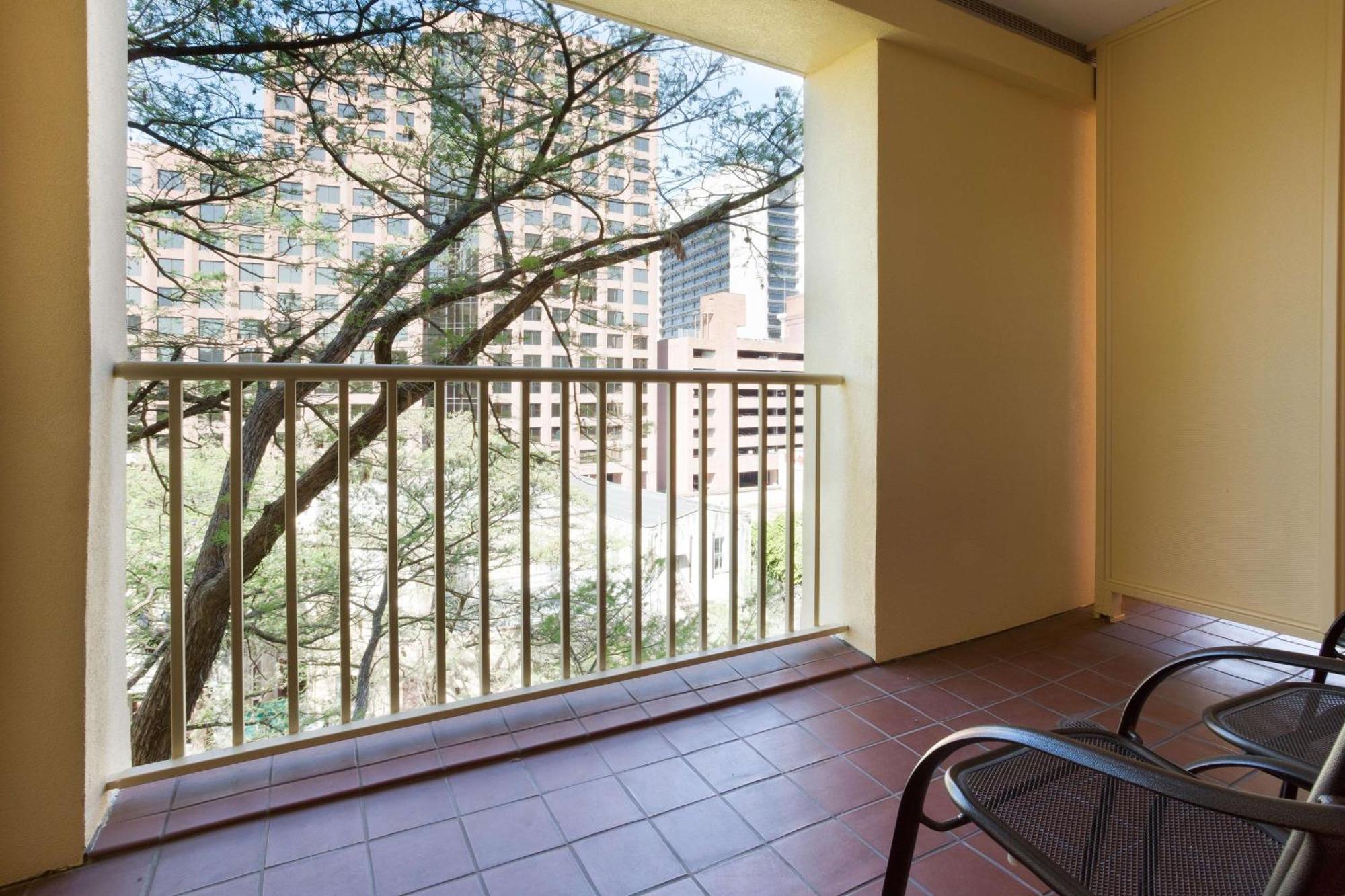 Drury & Riverwalk Hotel 3*