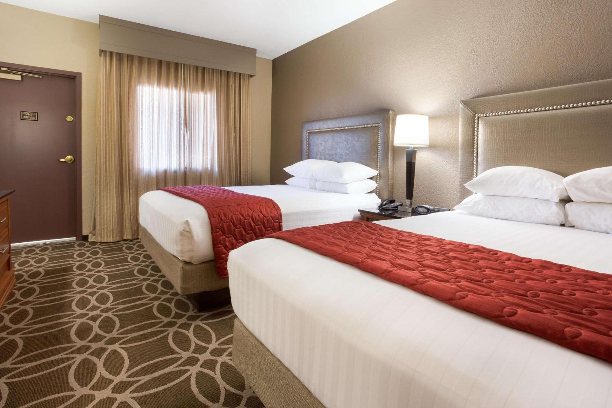 Drury & Riverwalk Hotel 3*