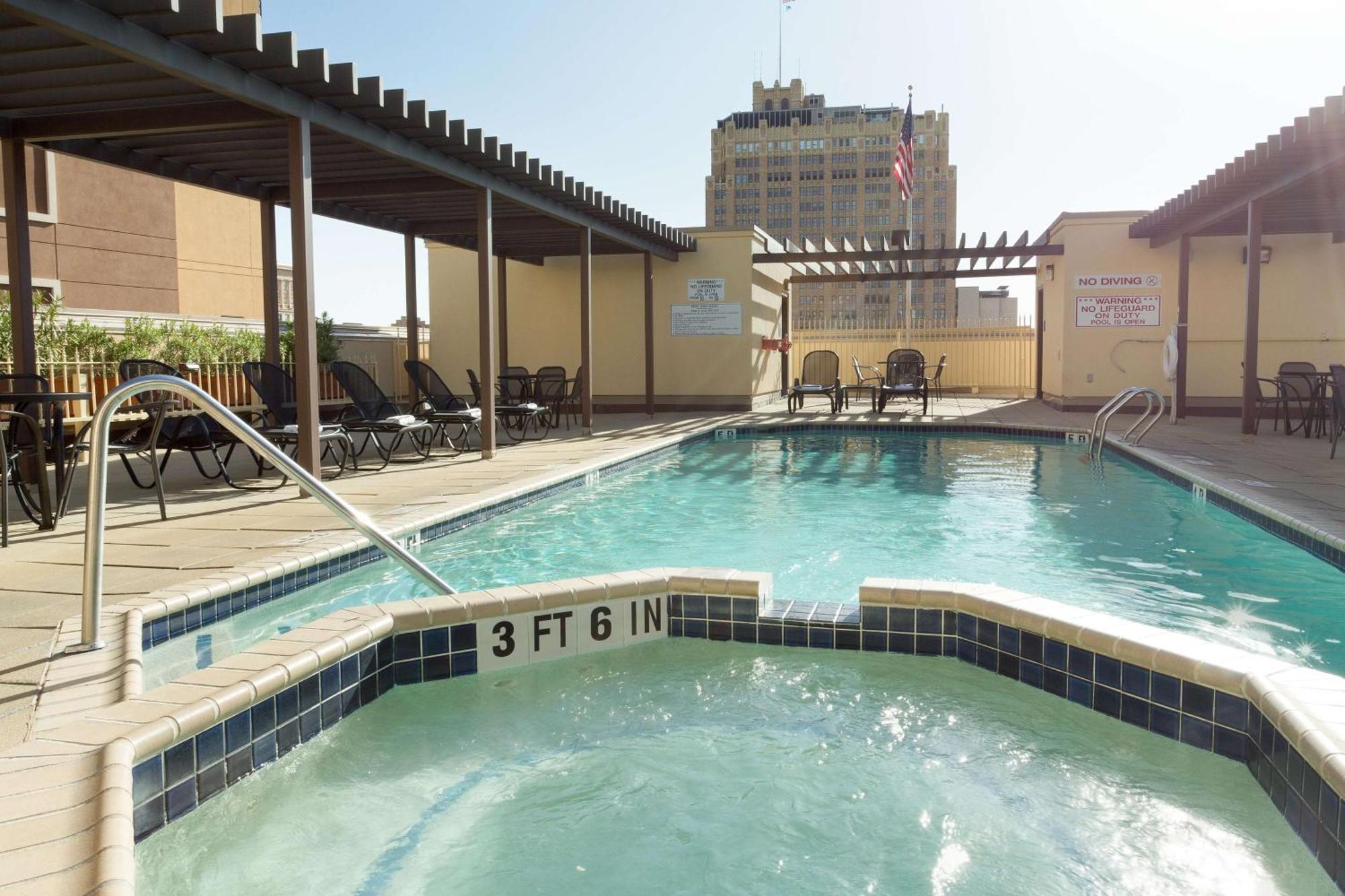 Drury & Riverwalk Hotel 3*