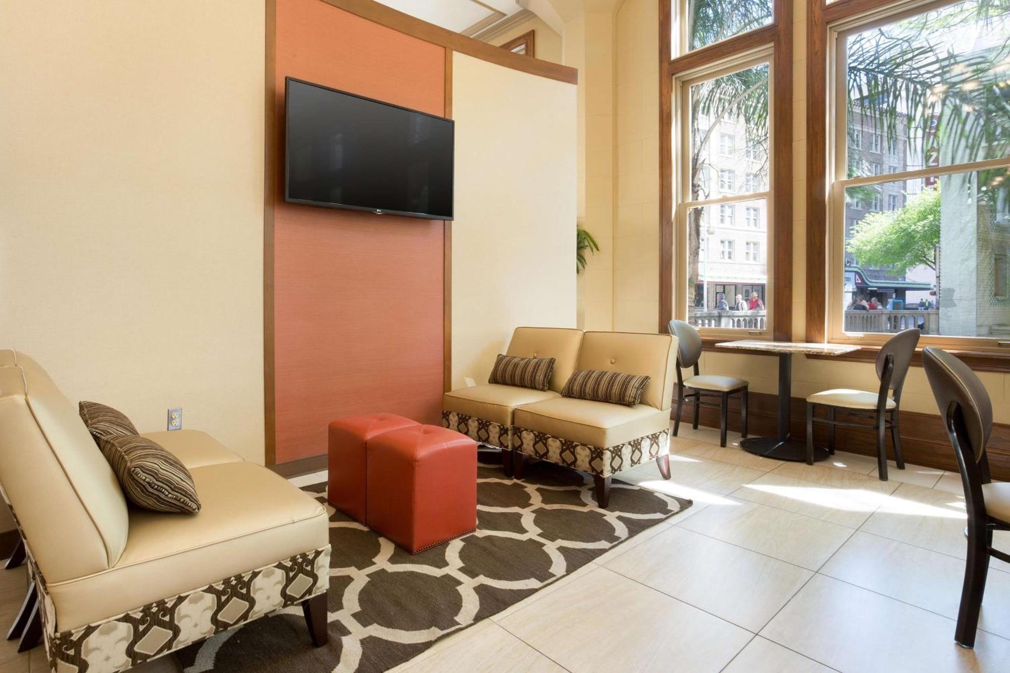 Drury & Riverwalk Hotel San Antonio