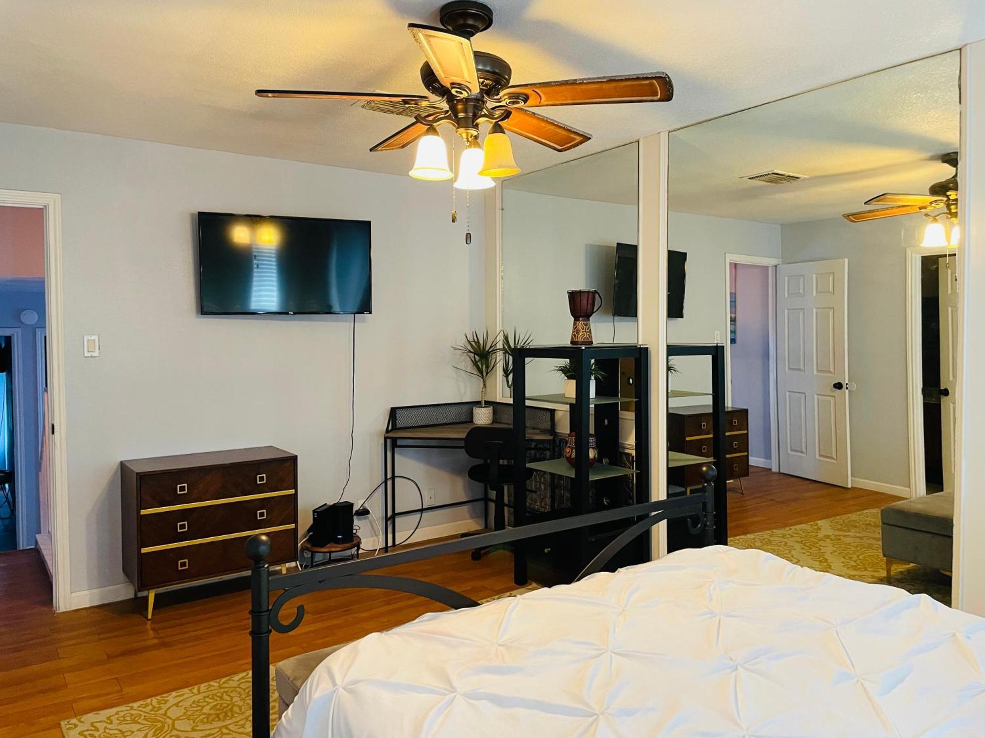 Comfort 4 Bedroom 3 Bath 5 Mins From Sea World Holiday home