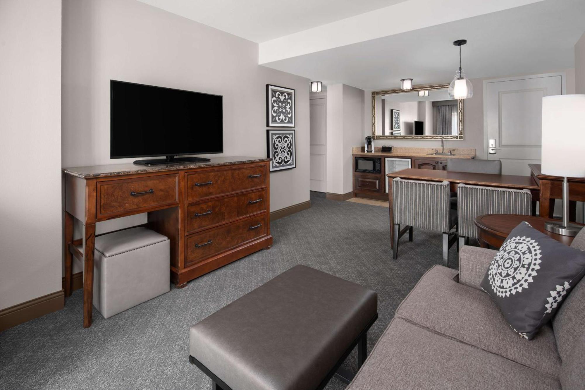 Embassy Riverwalk-downtown Hotel