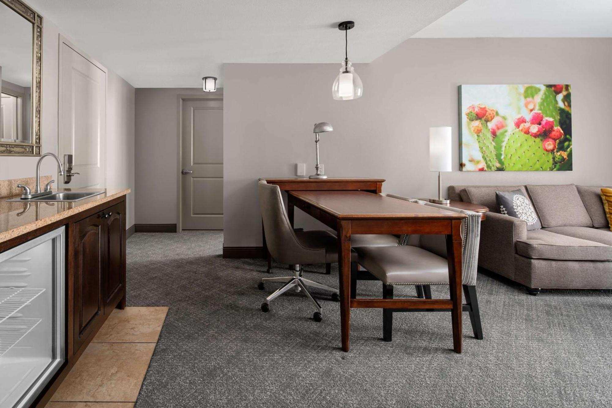 Hotel Embassy Riverwalk-downtown 4*
