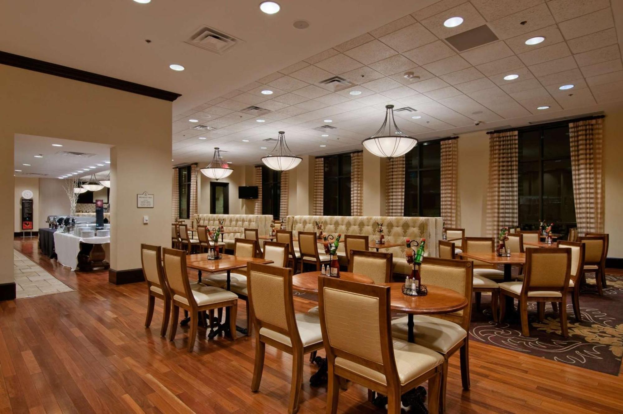 Hotel Embassy Riverwalk-downtown