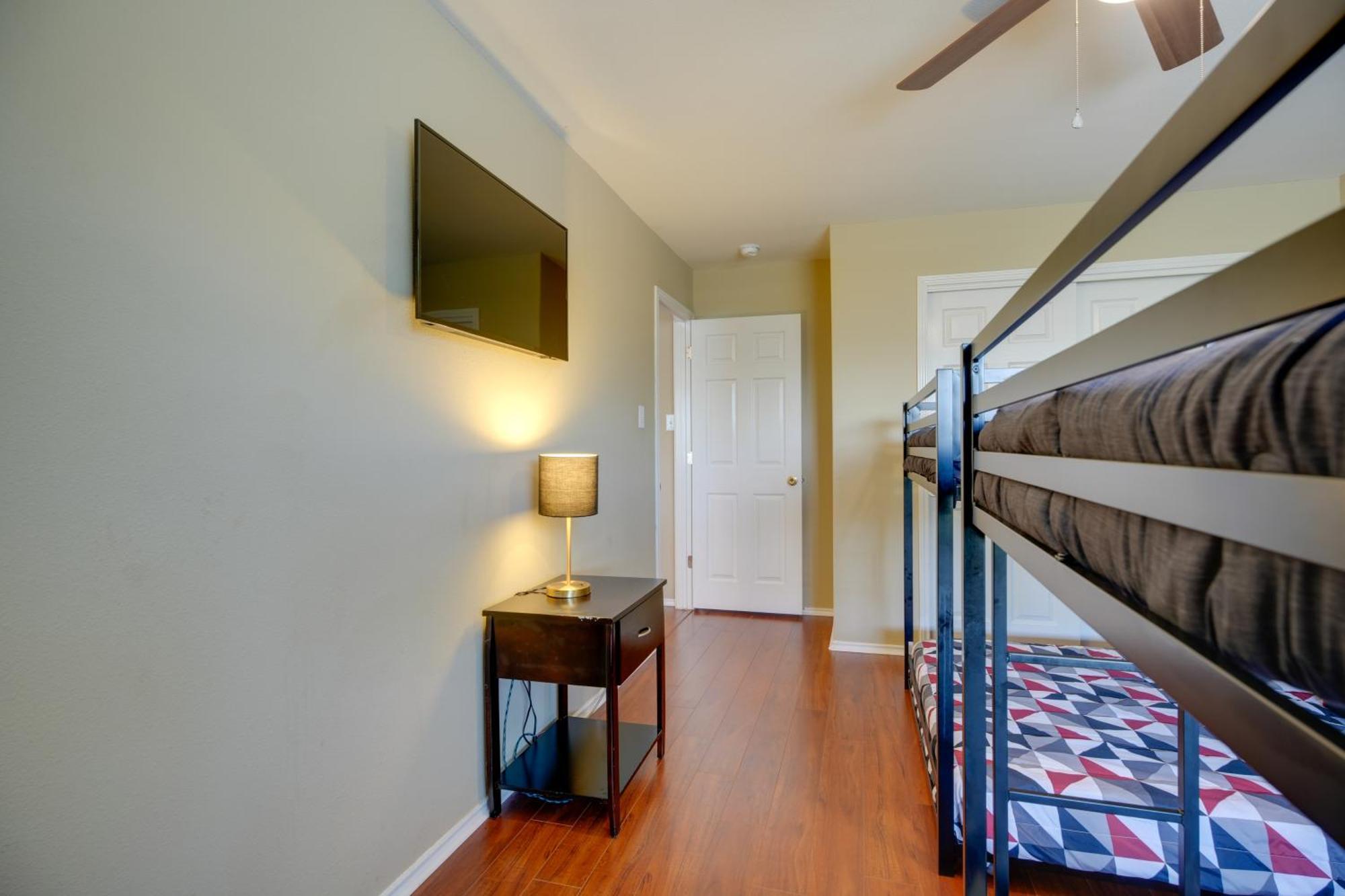 With Pool Access Near Lackland Afb Holiday home