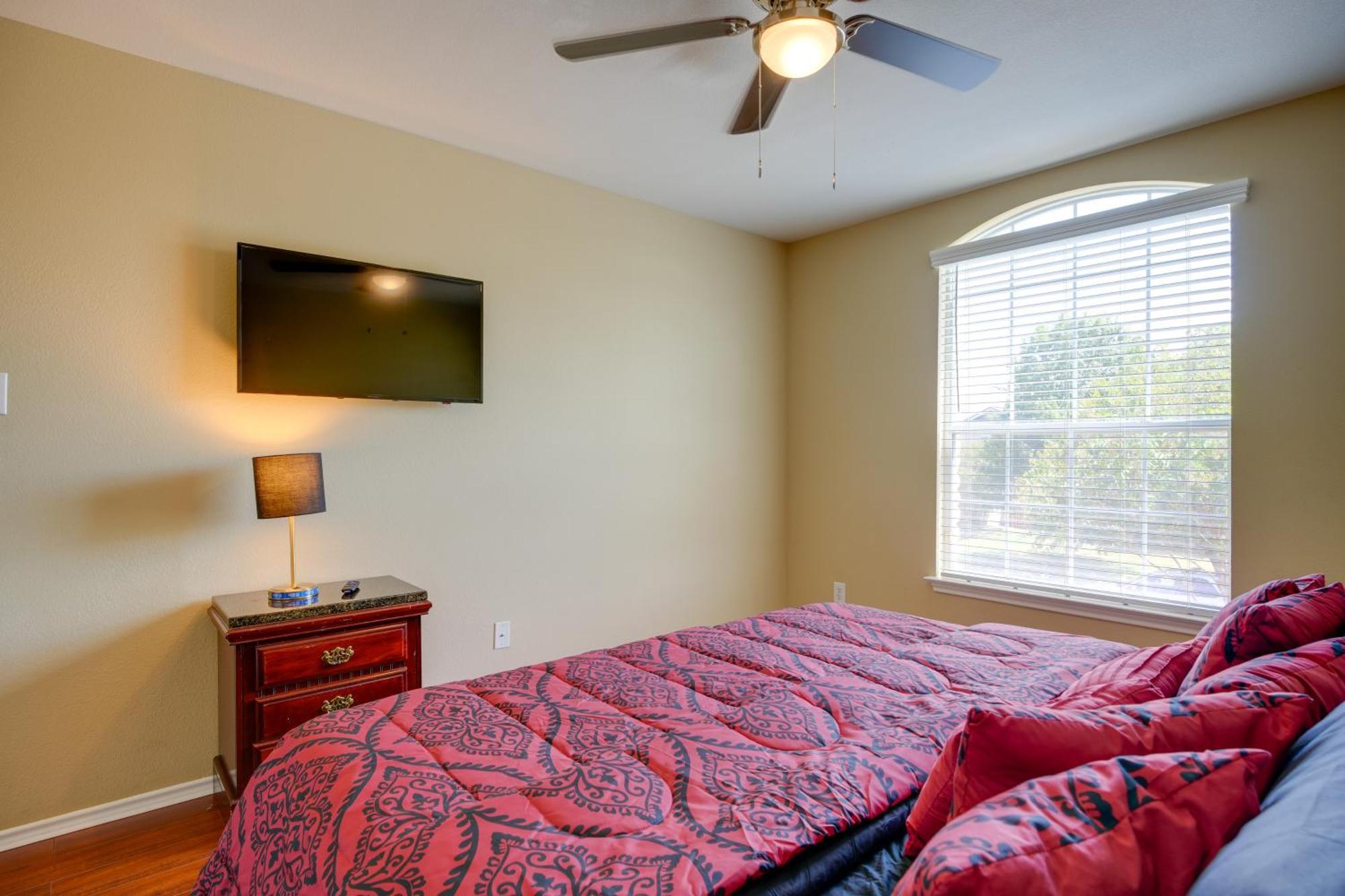 With Pool Access Near Lackland Afb Holiday home