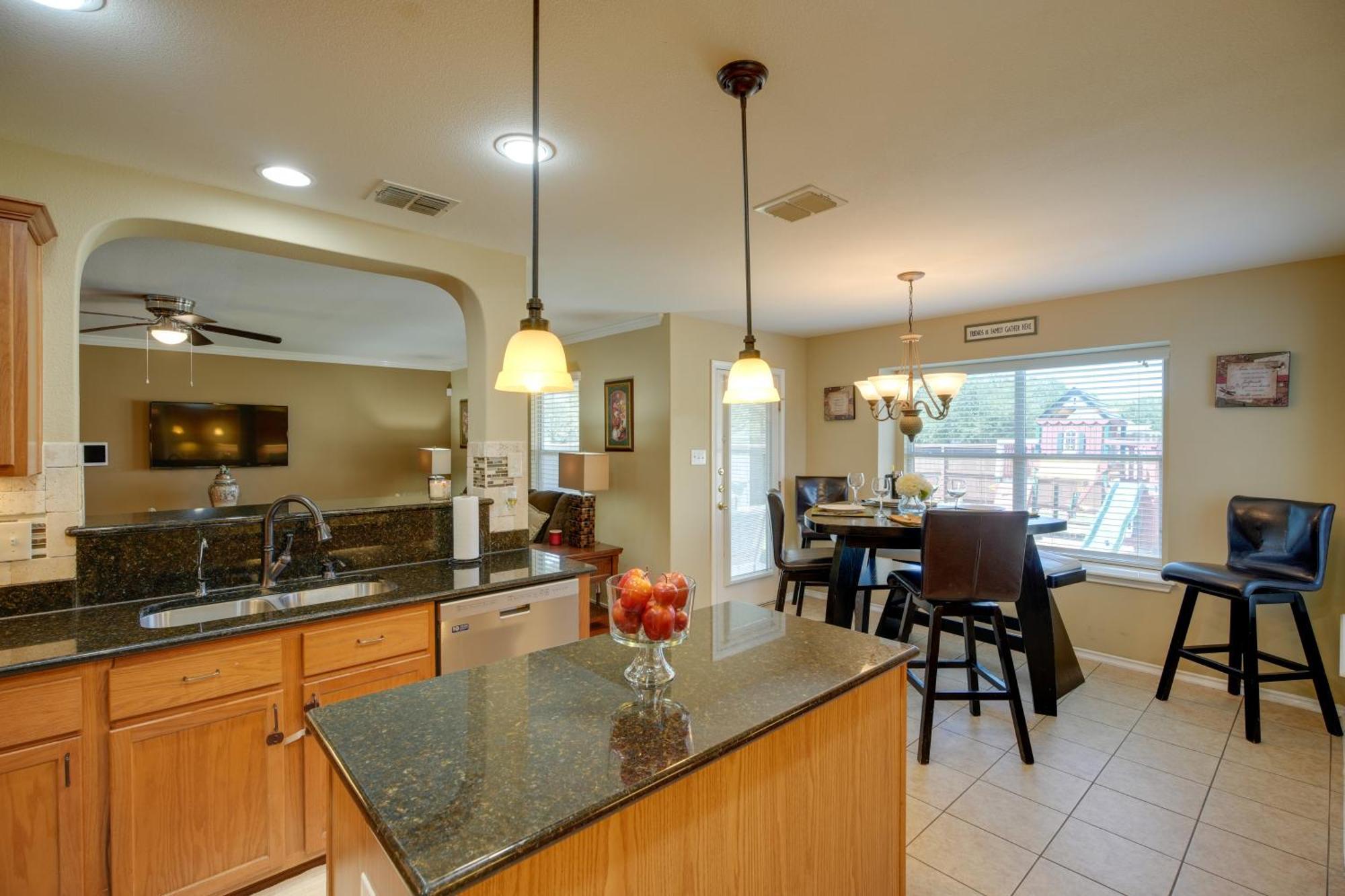 Holiday home With Pool Access Near Lackland Afb *