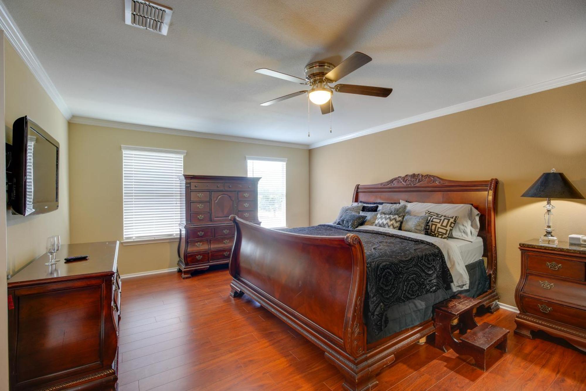 Holiday home With Pool Access Near Lackland Afb *