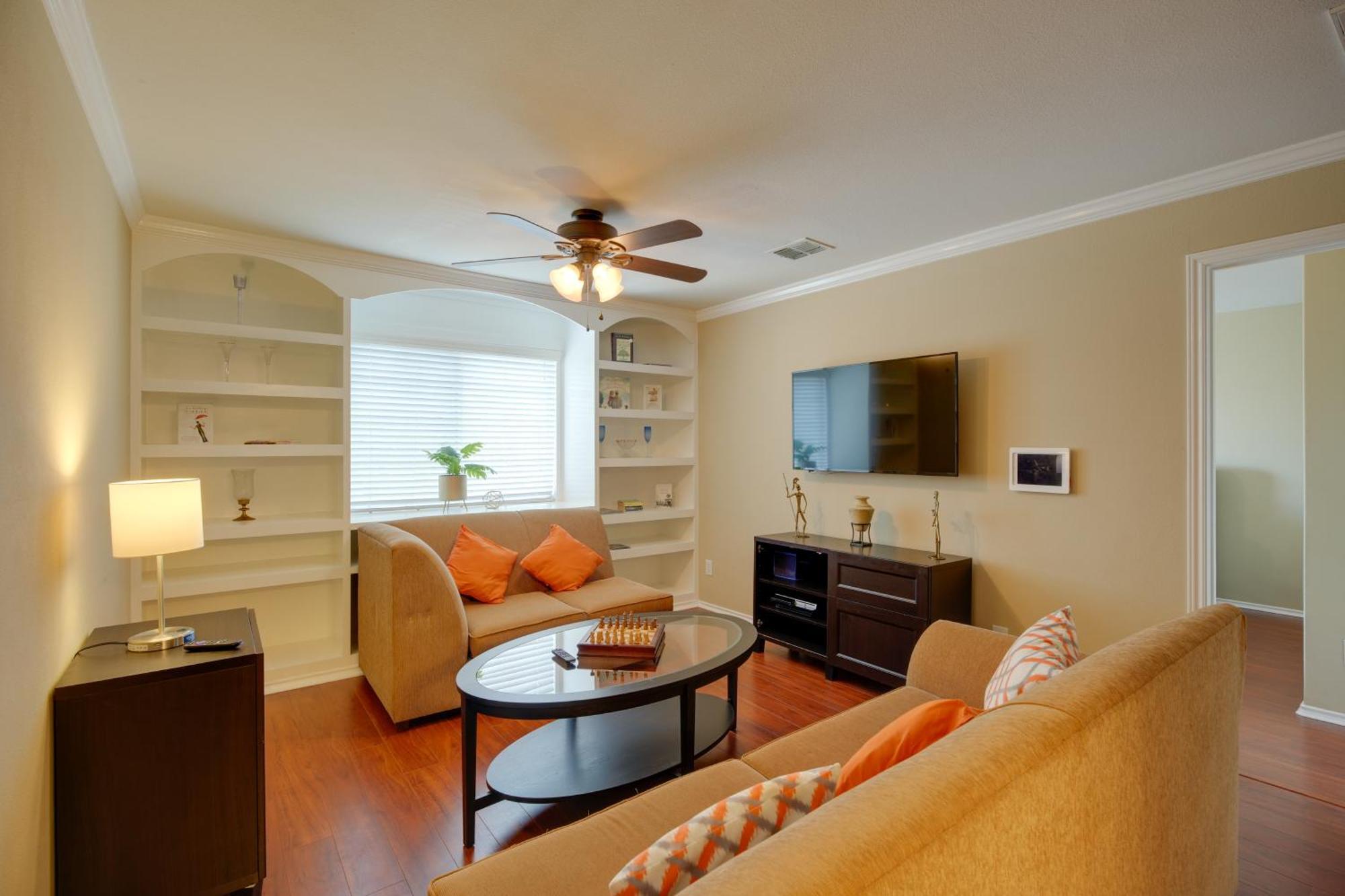 With Pool Access Near Lackland Afb Holiday home