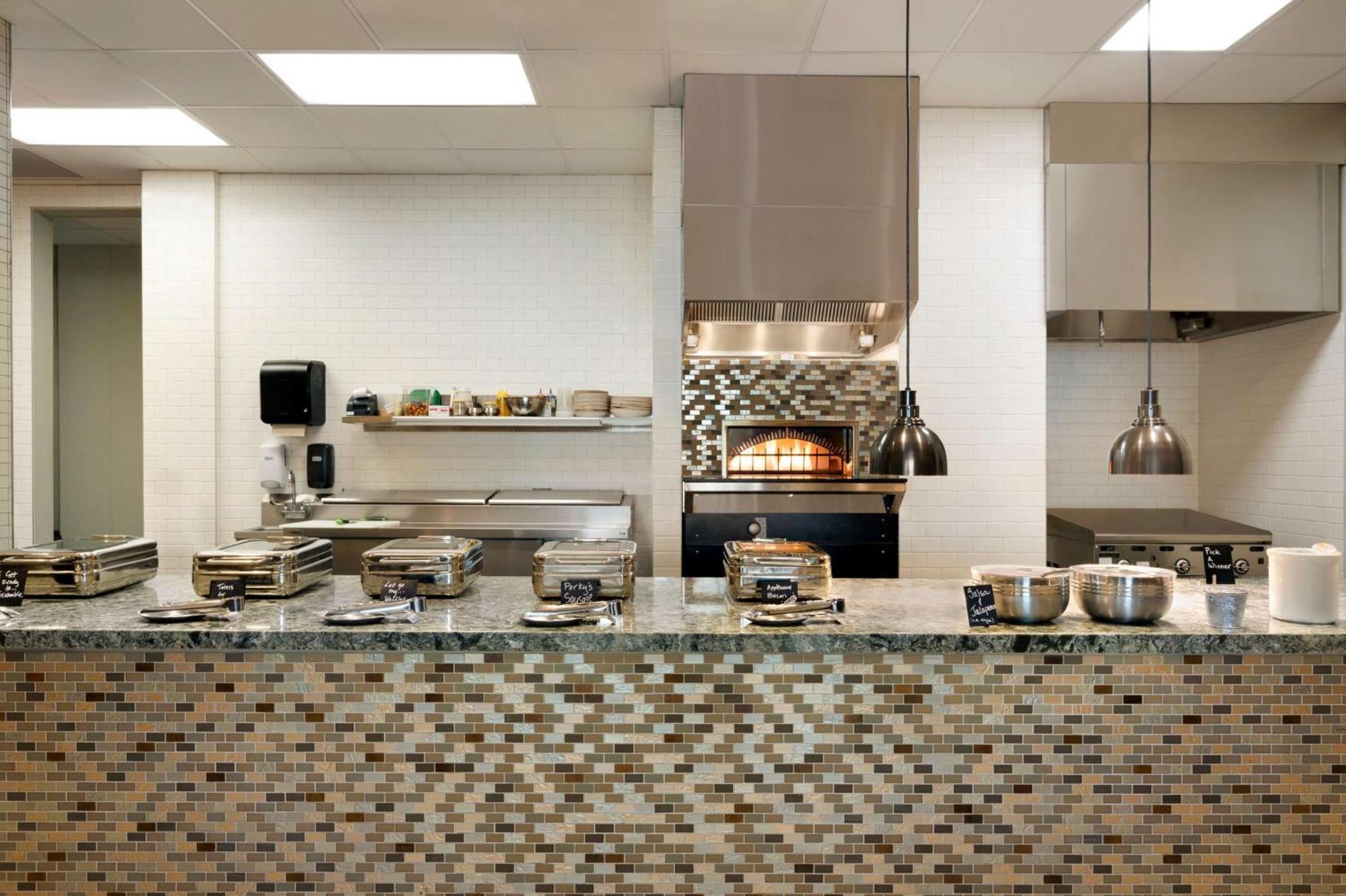 Hotel Embassy By Hilton Landmark 4*