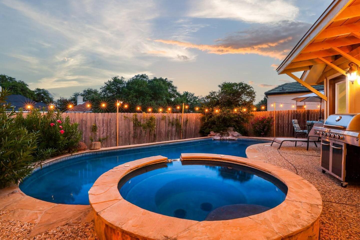 Luxurious Oasis W Serene Pool, Games & Fire Pit Holiday home *