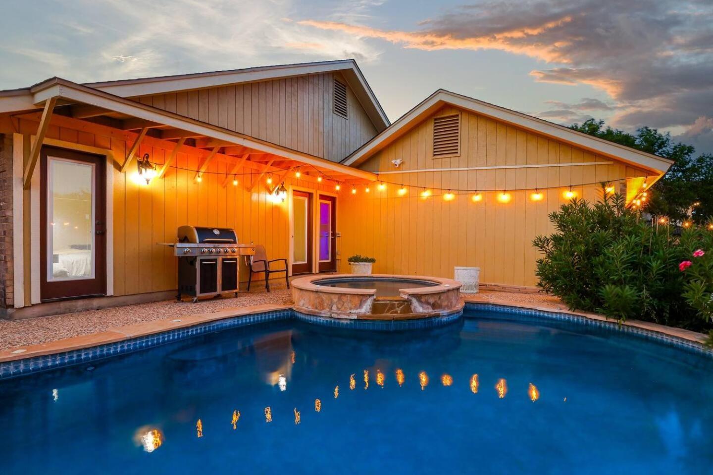 Holiday home Luxurious Oasis W Serene Pool, Games & Fire Pit San Antonio