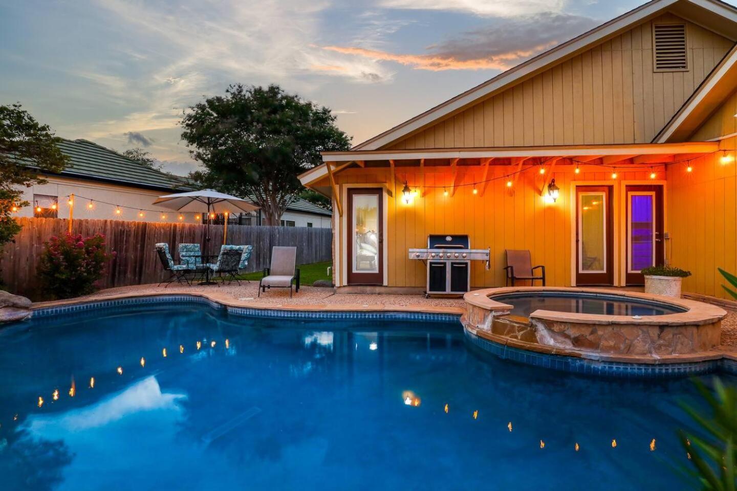 Luxurious Oasis W Serene Pool, Games & Fire Pit San Antonio