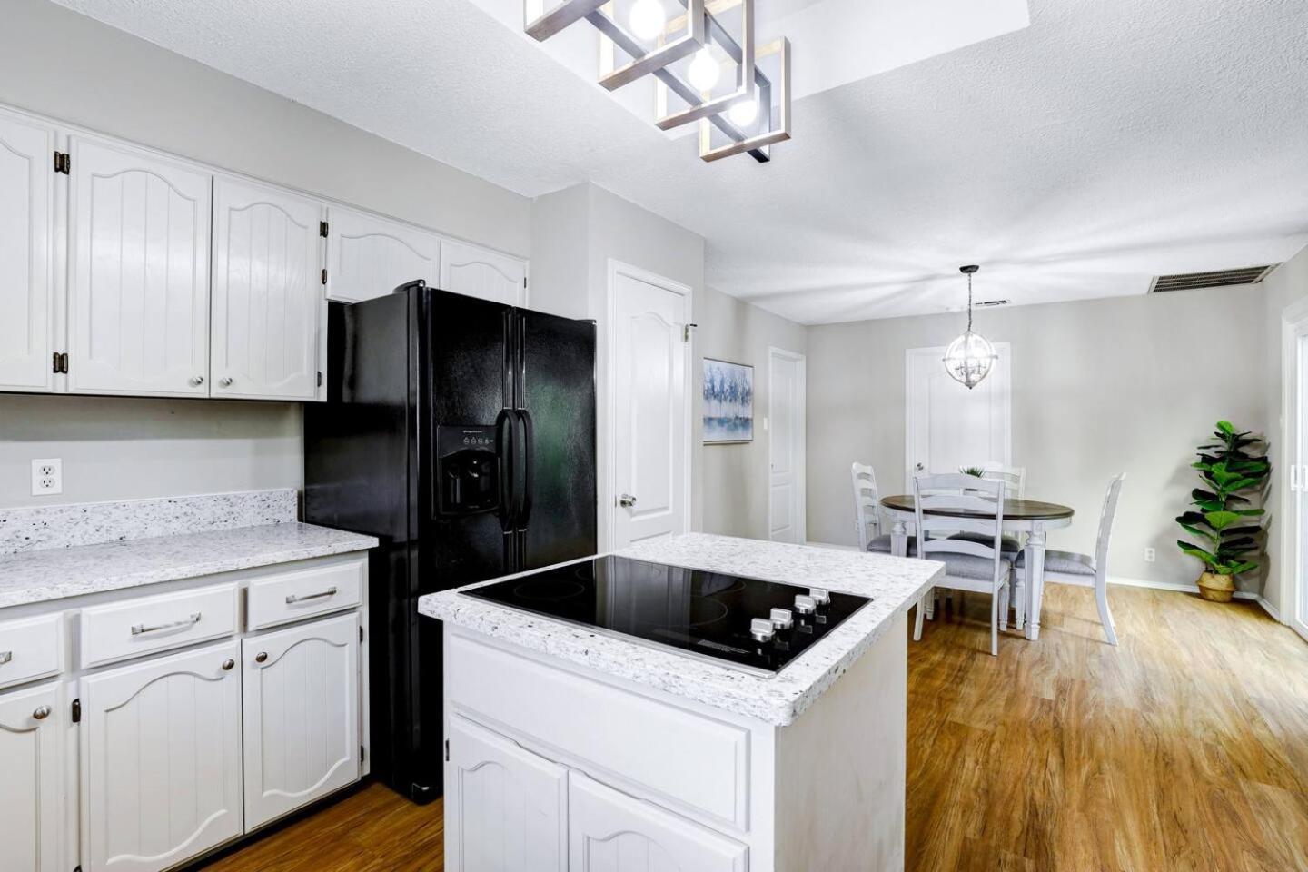 Luxurious Oasis W Serene Pool, Games & Fire Pit Holiday home San Antonio