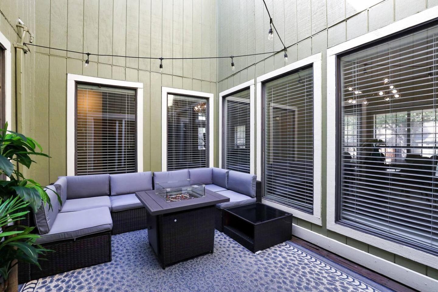Luxurious Oasis W Serene Pool, Games & Fire Pit Holiday home *