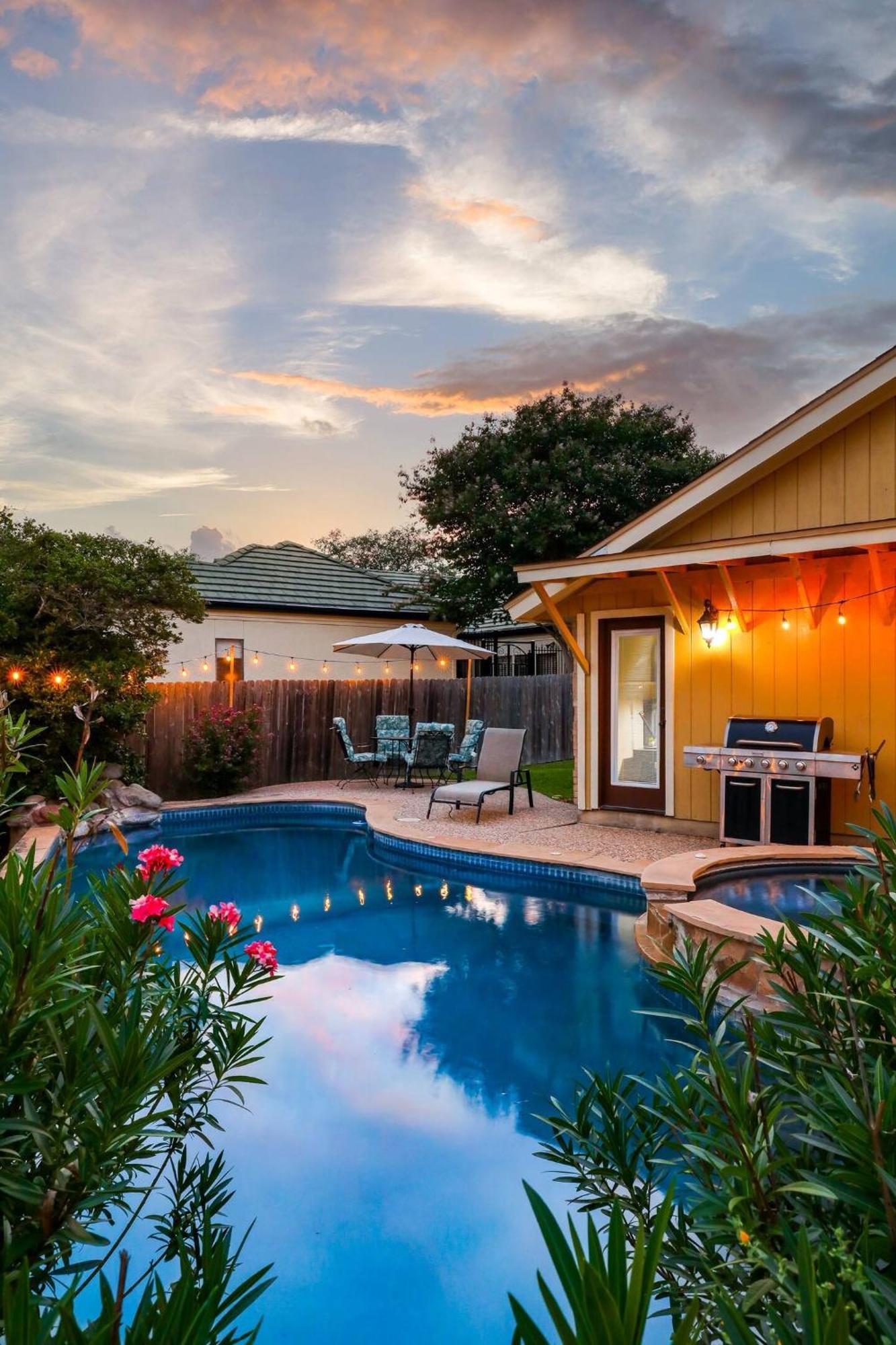 Luxurious Oasis W Serene Pool, Games & Fire Pit Holiday home *