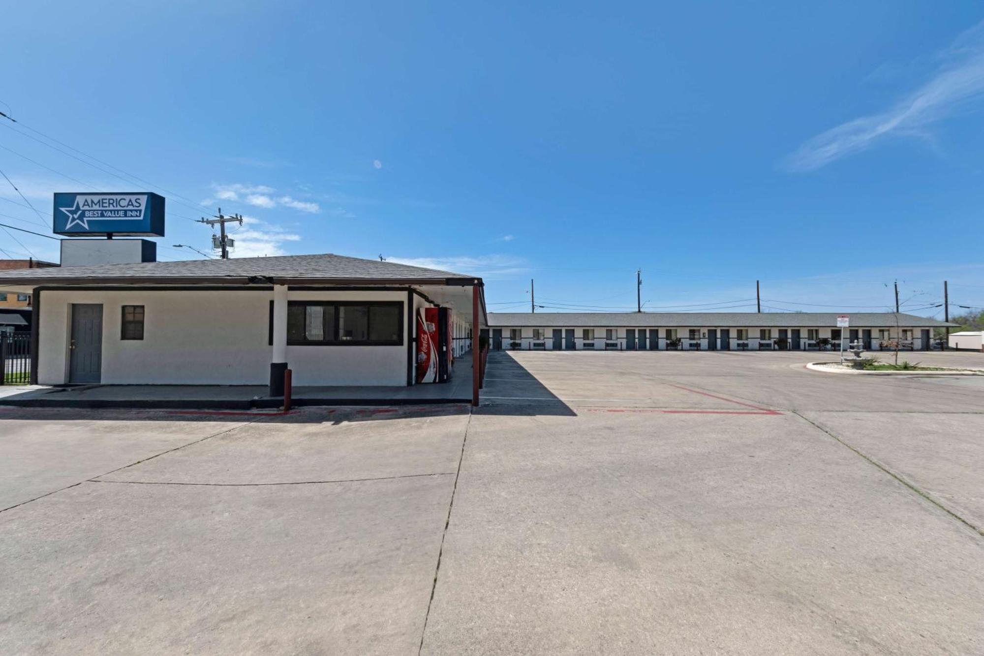 Americas Value Downtown Riverwalk Motel