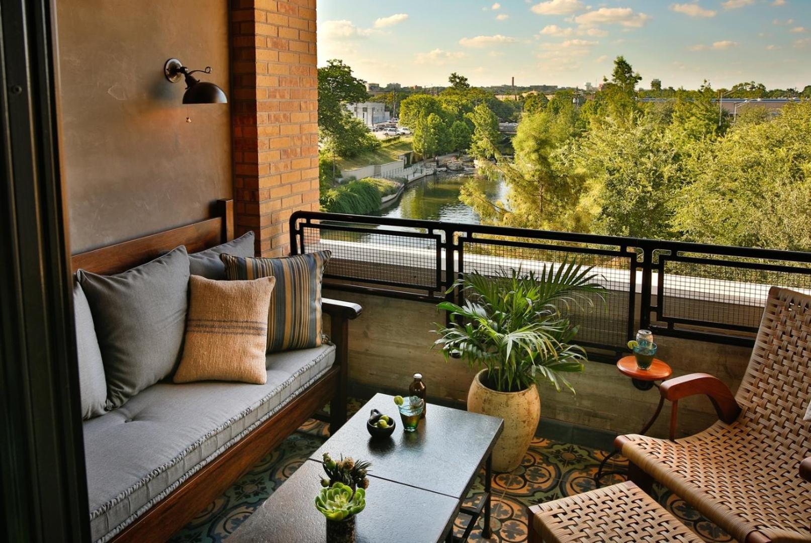 Emma At Pearl On The Riverwalk 5*