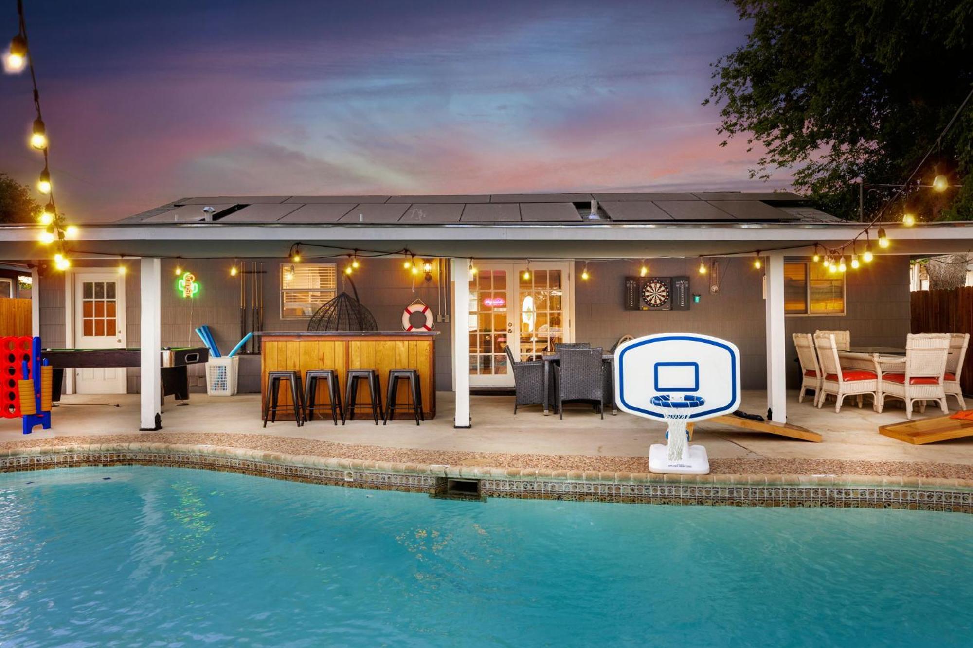 Holiday home With Pool And Games In *