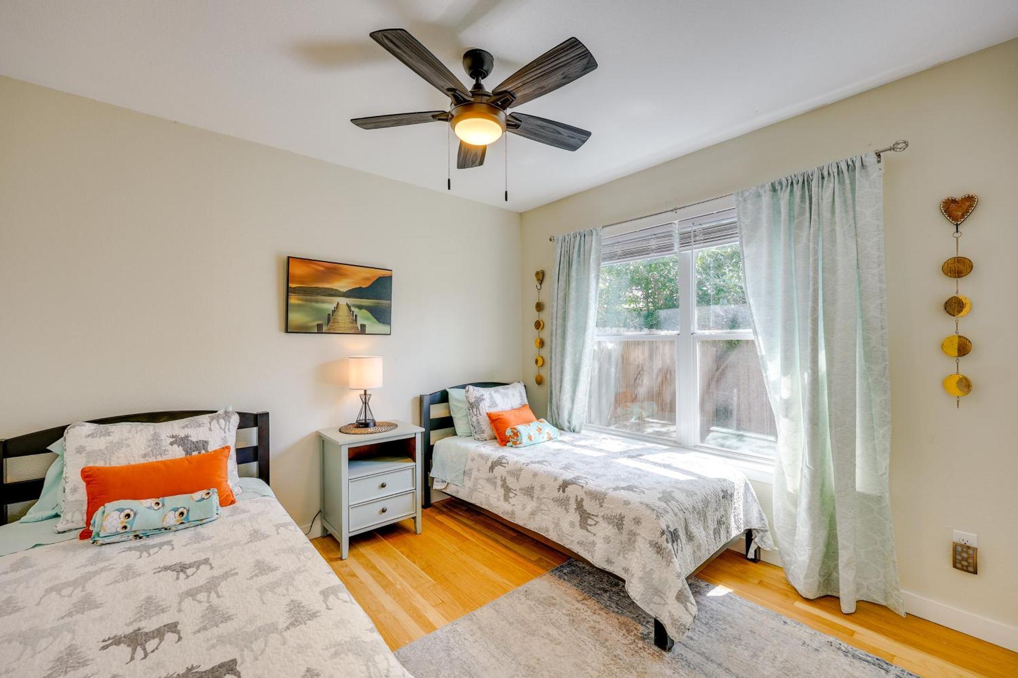 Home, 2 Mi To Airport - Pets Welcome! Holiday home *