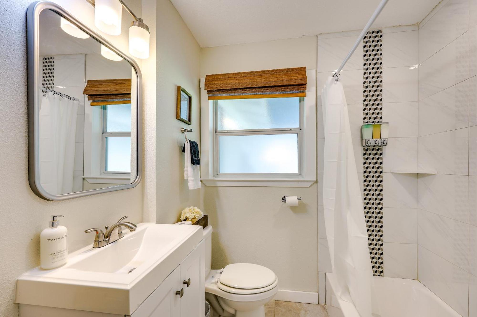 Holiday home Home, 2 Mi To Airport - Pets Welcome! San Antonio