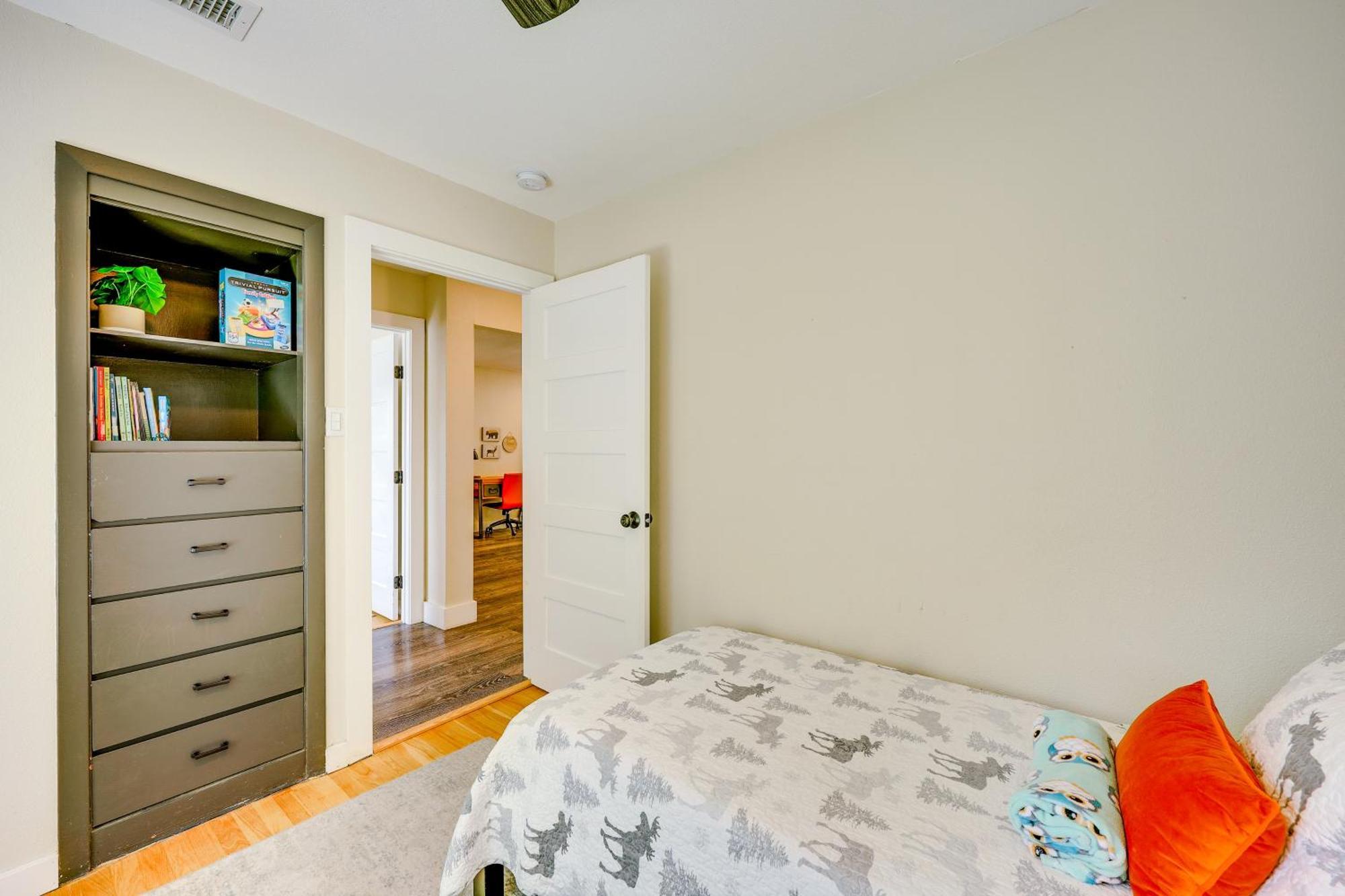 Home, 2 Mi To Airport - Pets Welcome!