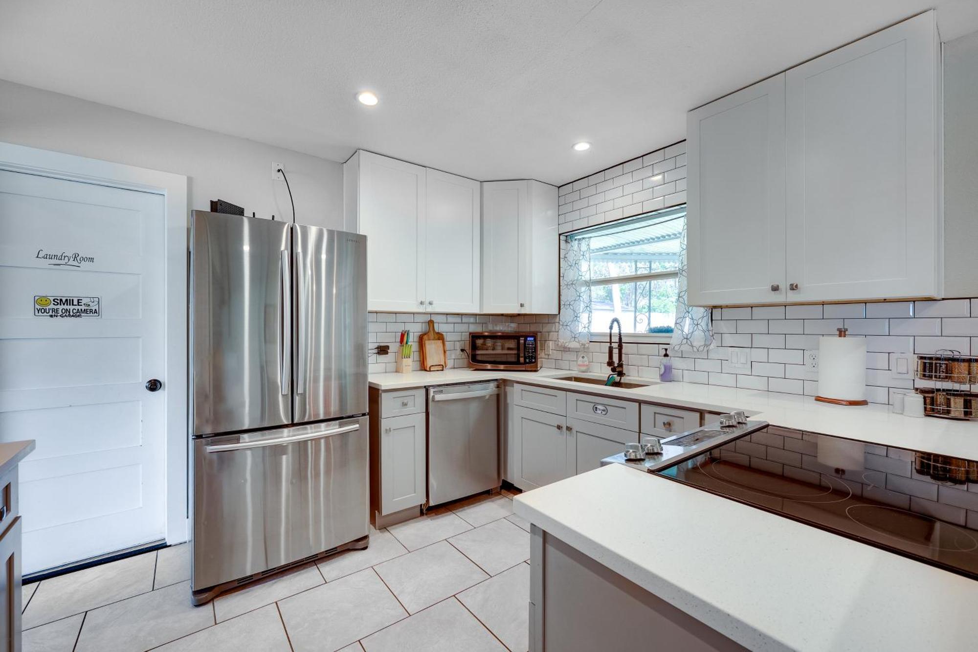 Home, 2 Mi To Airport - Pets Welcome!
