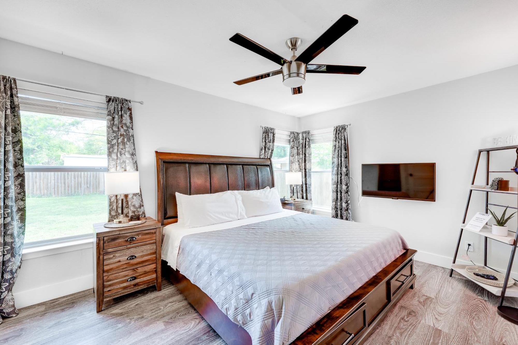 Home, 2 Mi To Airport - Pets Welcome! * San Antonio