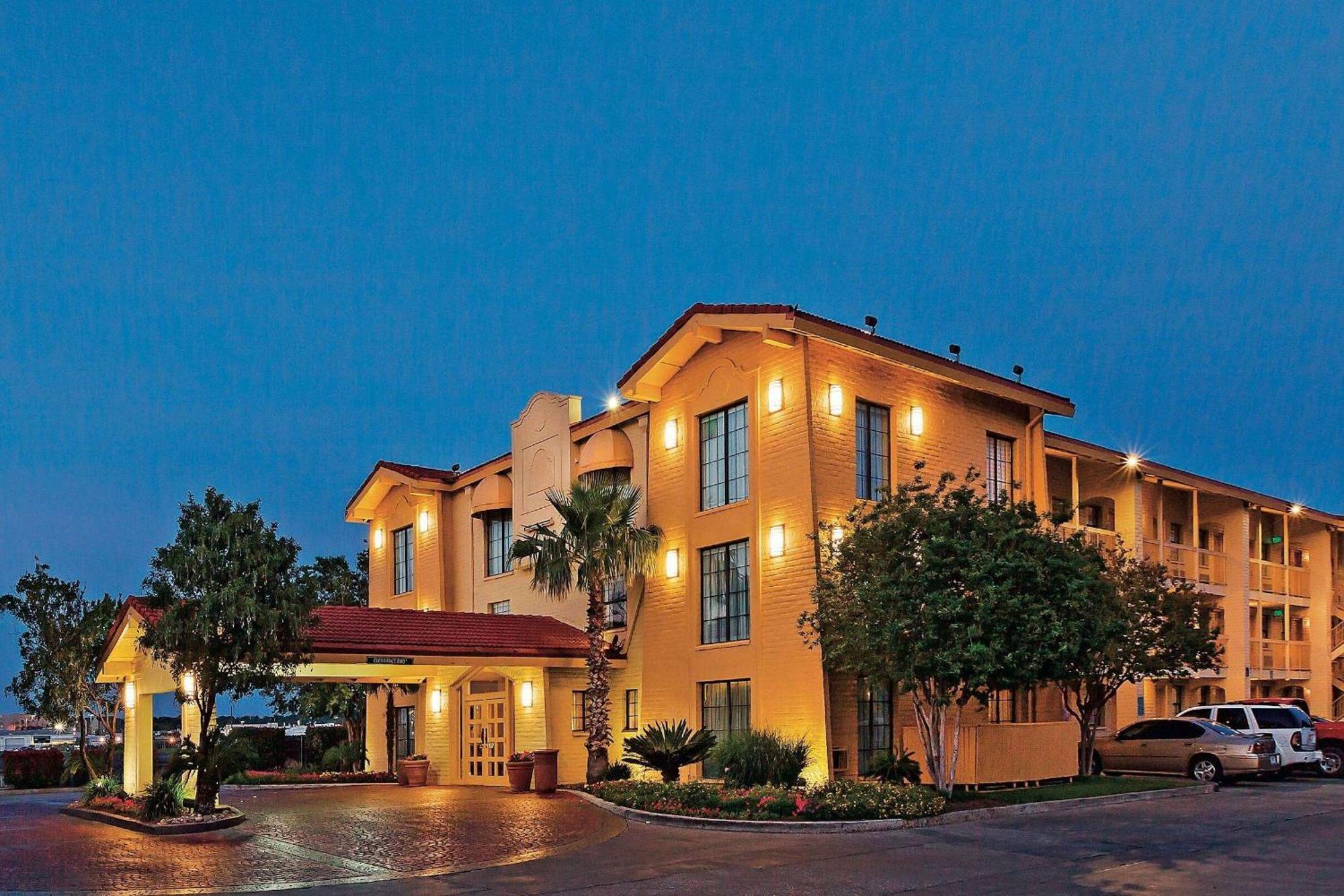 Super 8 By Wyndham Near Seaworld Ingram Park 3*