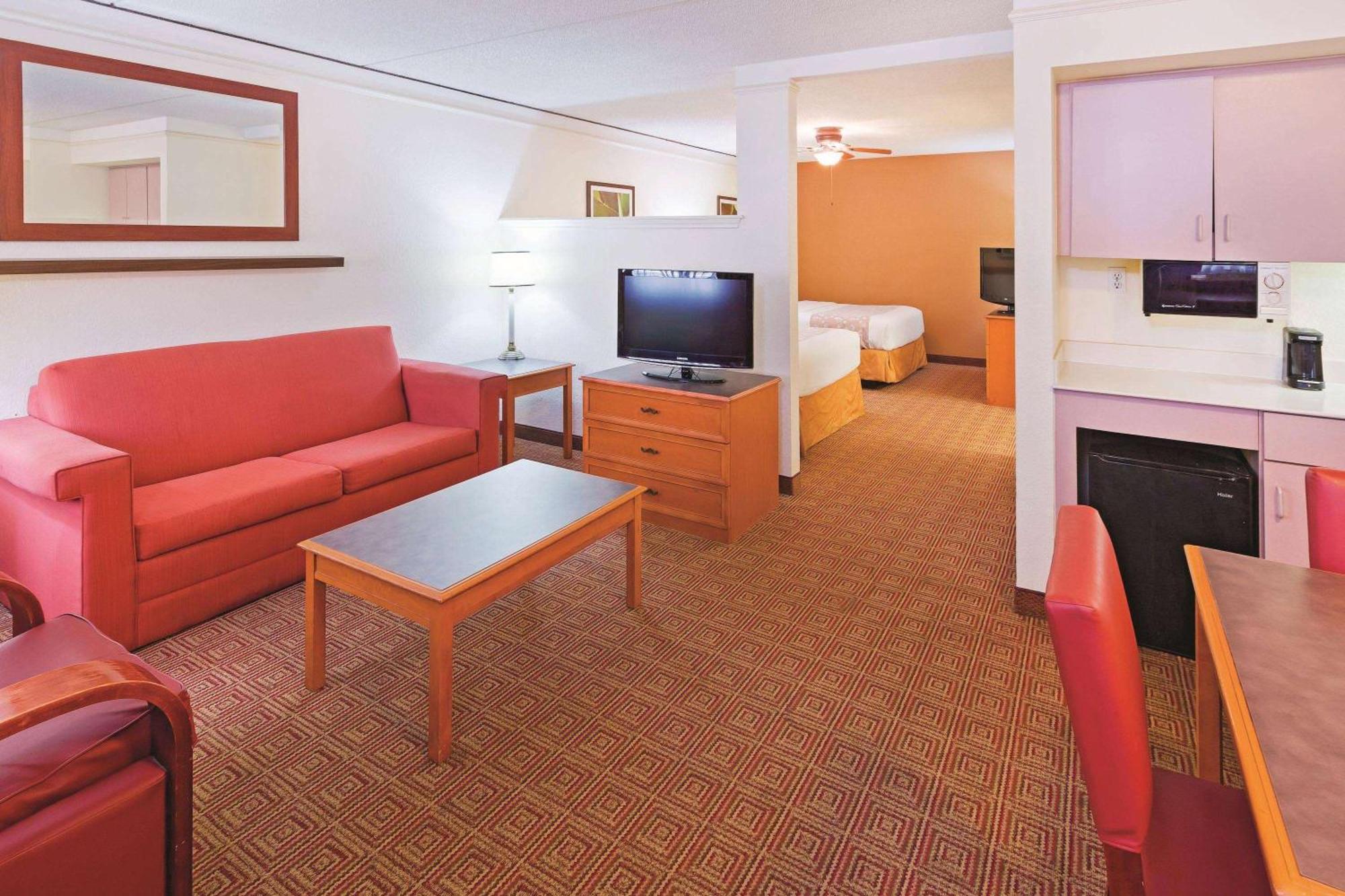 Hotel Super 8 By Wyndham Near Seaworld Ingram Park San Antonio