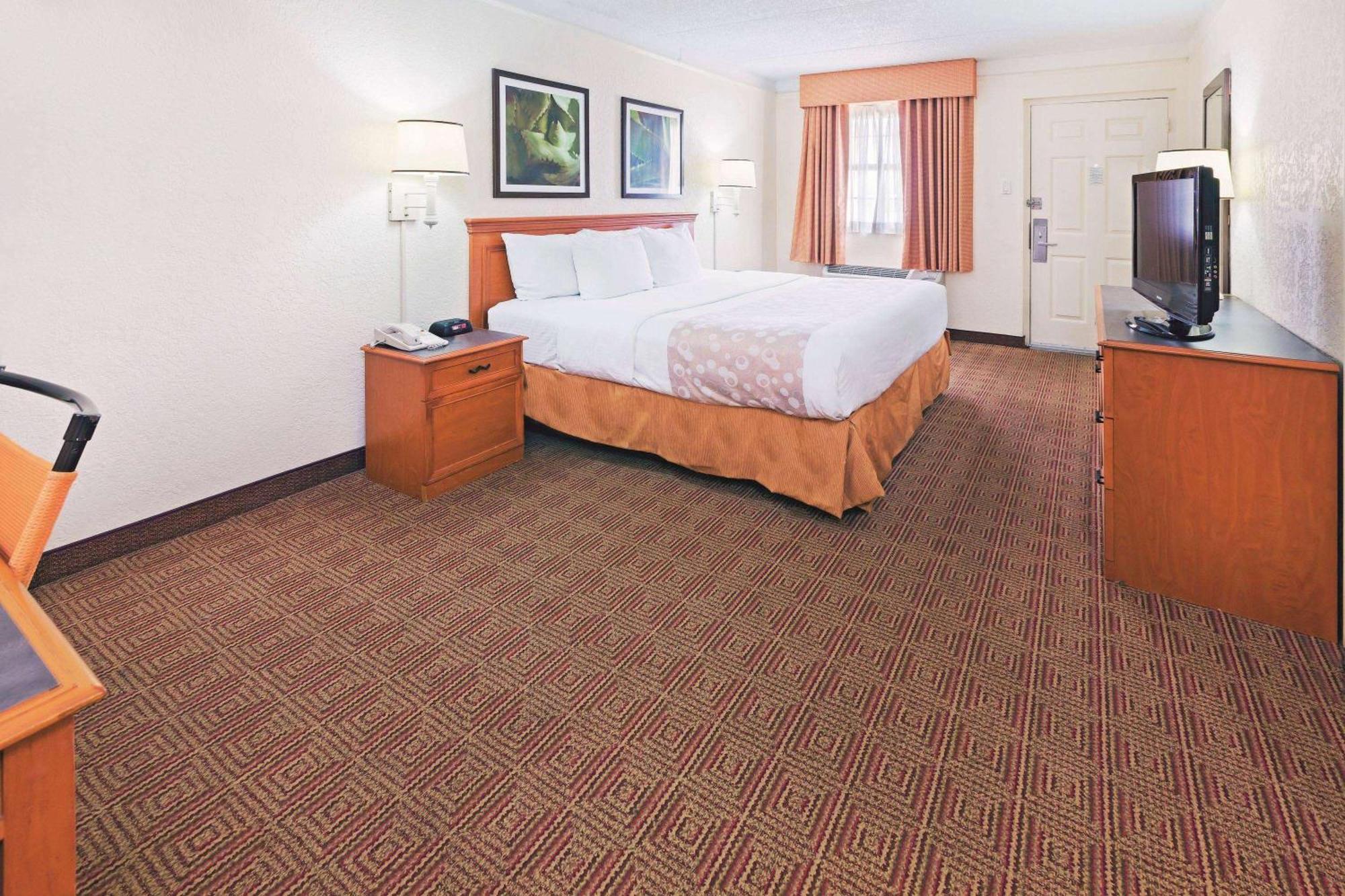 Hotel Super 8 By Wyndham Near Seaworld Ingram Park 3*