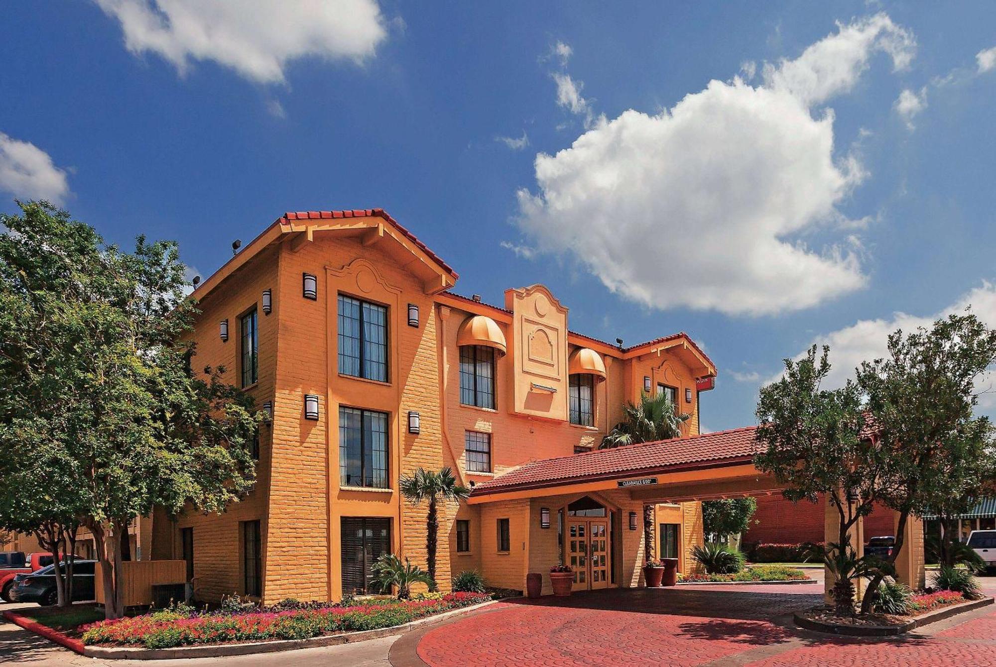 Super 8 By Wyndham Near Seaworld Ingram Park Hotel San Antonio