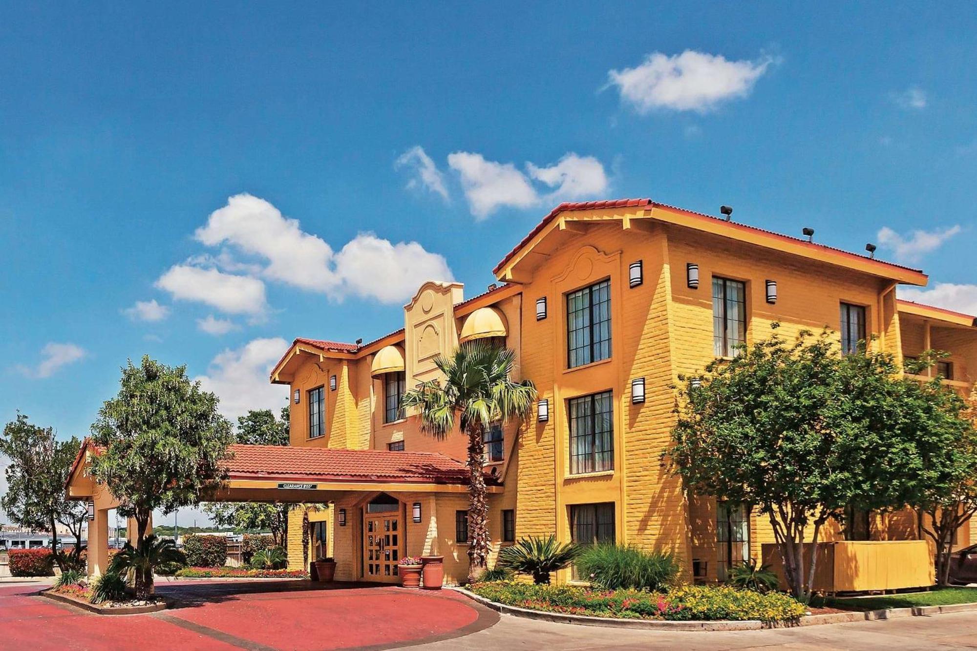 Super 8 By Wyndham Near Seaworld Ingram Park Hotel 3*