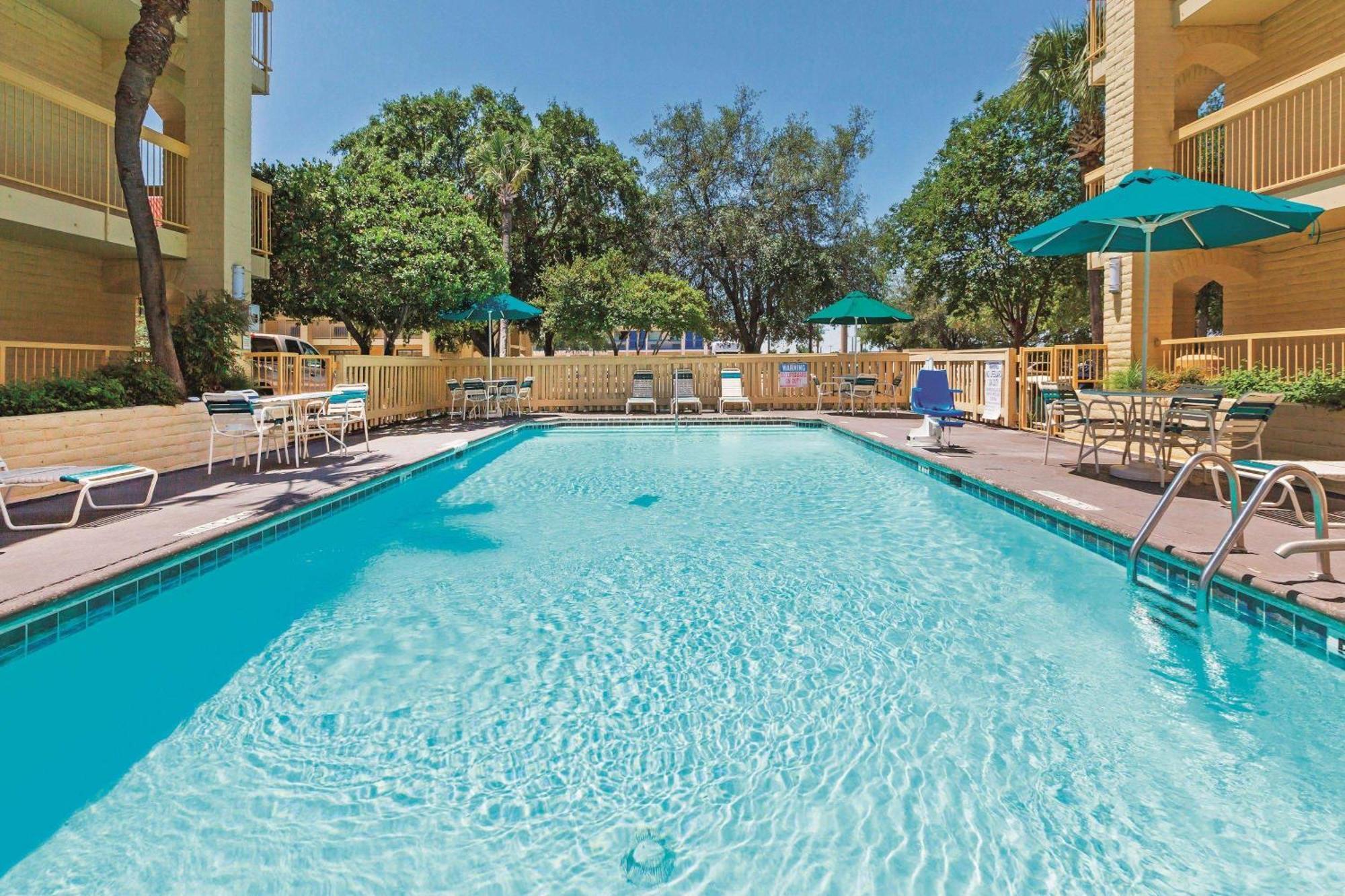 Super 8 By Wyndham Near Seaworld Ingram Park San Antonio