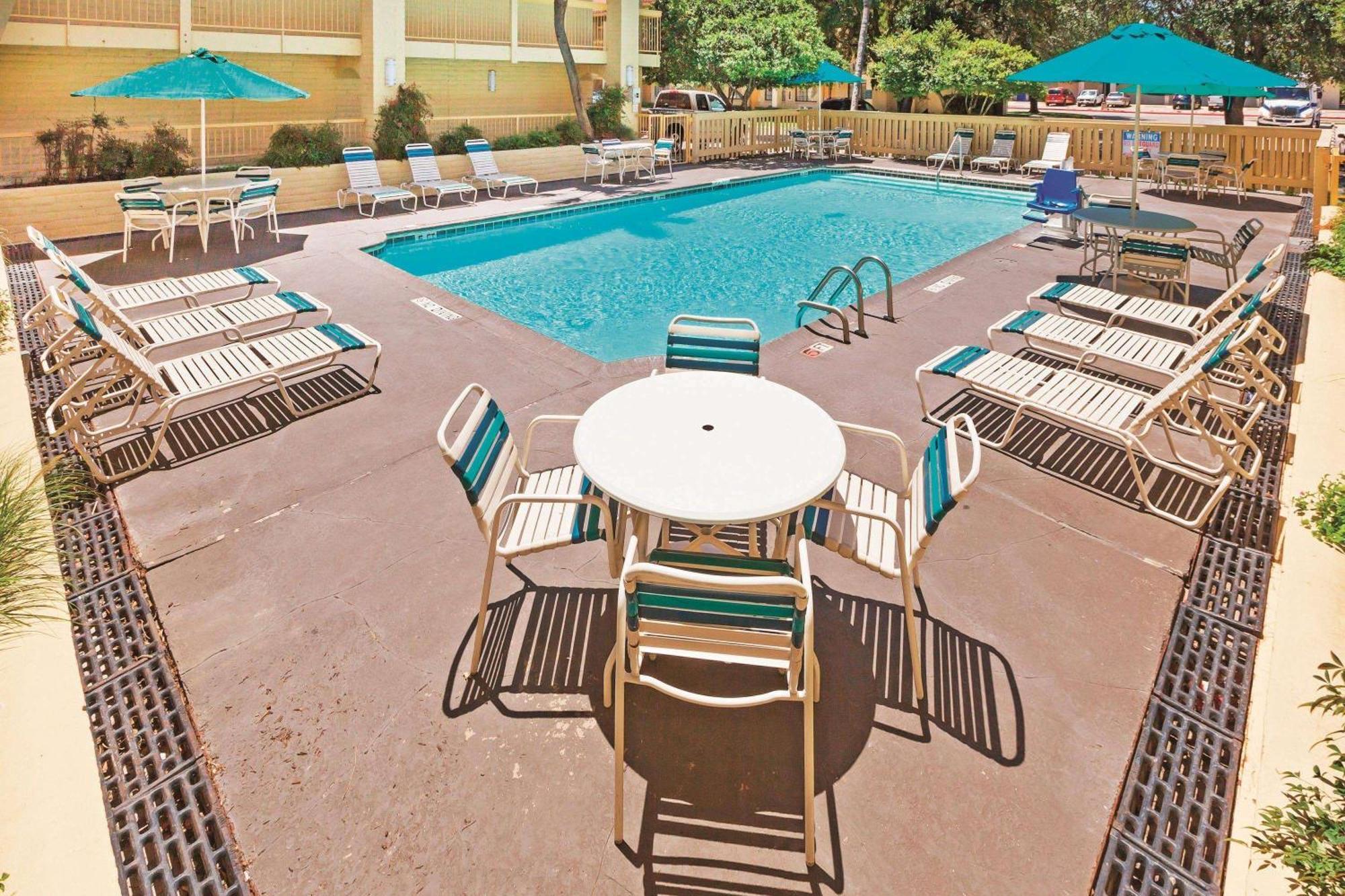 Super 8 By Wyndham Near Seaworld Ingram Park Hotel 3*